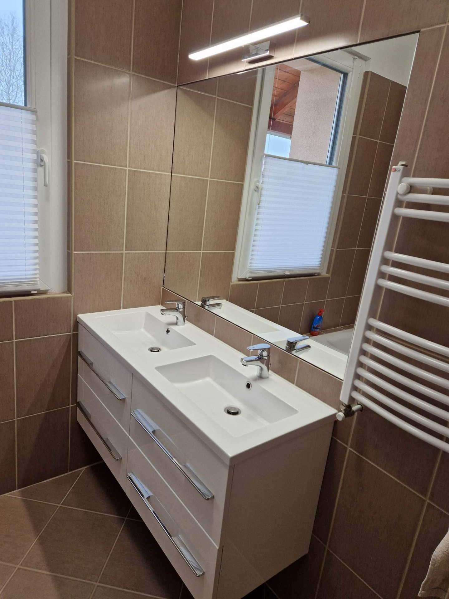 Mosdószekrény össze és felszerelése, tükör felragasztása, világítás felfúrása - bekötése.