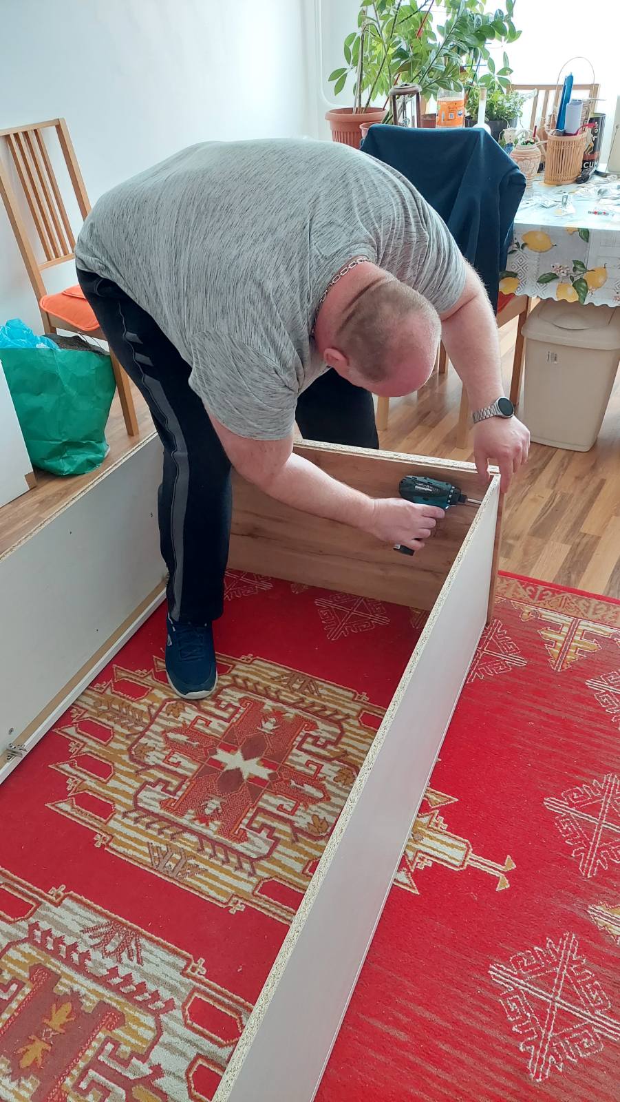 Egy könyves szekrény készülőben.....