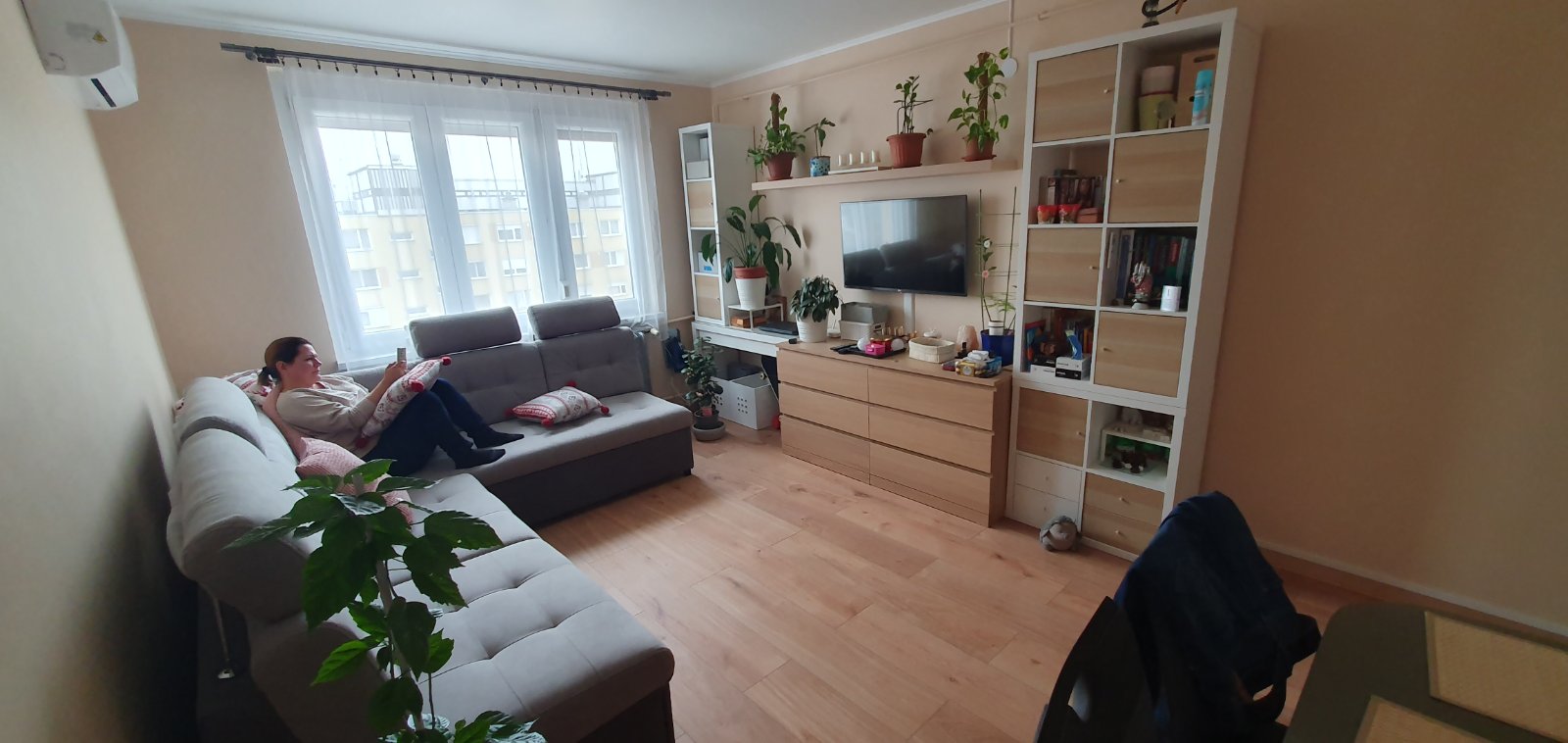 Nappali szekrény összerakás, felfúrás.